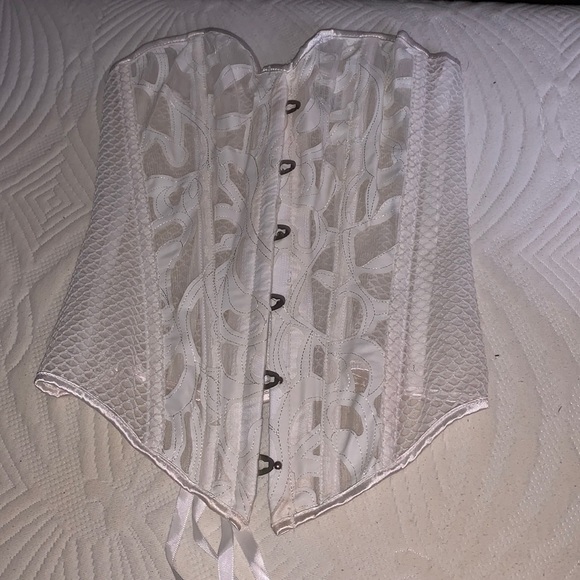 White corset - Picture 1 of 2